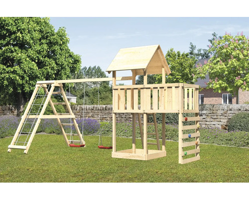 Tour de jeux en bois avec balançoire, mur d''escalade et échelle dans le jardin