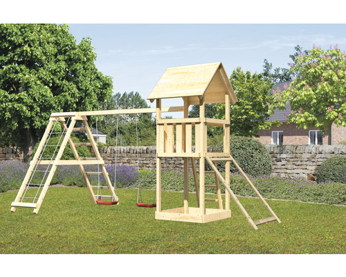 Holzspielturm mit Schaukel, Kletterwand und Rutsche im Garten.
