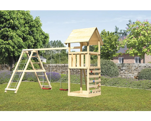 Holzspielplatz mit Schaukel, Kletterwand und Turm im Garten.
