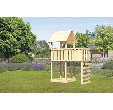Tour de jeu en bois avec échelle et mur d''escalade dans le jardin