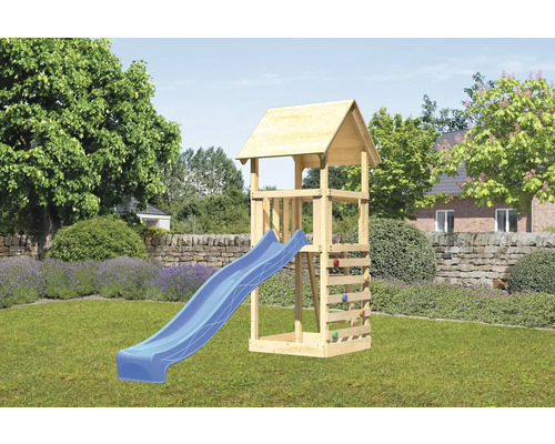Spieltürmchen mit Rutsch und Kletterwand im Garten