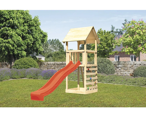 Holzspielturm mit Rutsche im Garten
