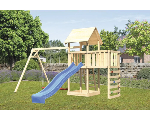 Aire de jeux avec balançoire, toboggan, cabane et mur d''escalade dans le jardin