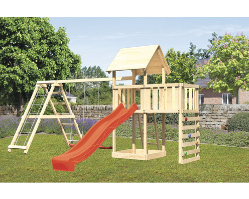 Aire de jeux avec balançoire, toboggan et mur d''escalade dans le jardin