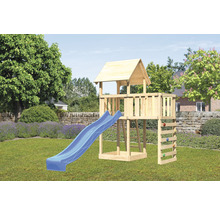 Spielturm mit Rutsche und Kletterwand im Garten