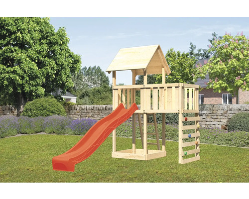 Spielturm aus Holz mit Rutsche und Kletterwand im Garten