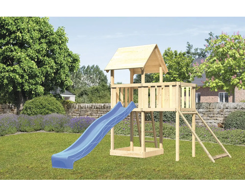 Spielturm mit Rutsche und Leiter im Garten