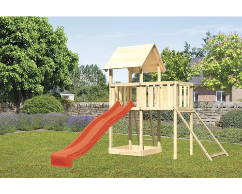 Spielturm aus Holz mit Rutsche im Garten