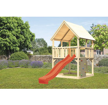 Spielturm aus Holz mit Rutsche und Kletterwand im Garten