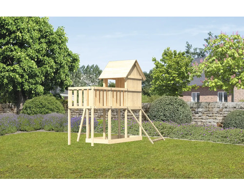 Tour de jeux en bois avec échelle et bac à sable dans le jardin