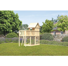 Aire de jeux en bois avec toboggan et mur d''escalade dans le jardin
