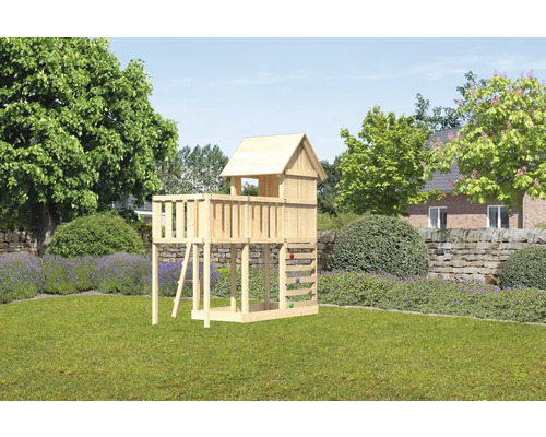 Aire de jeux en bois avec toboggan et mur d''escalade dans le jardin