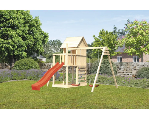 Aire de jeux avec tour, toboggan et balançoire en bois dans le jardin.
