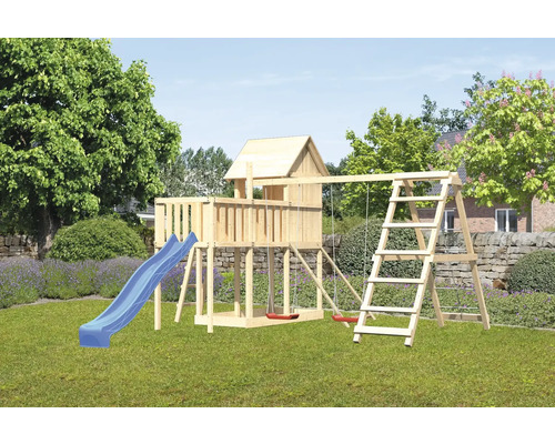 Tour de jeux cabane de jeux Karibu Frieda 107 x 107 cm en bois composée d'une tour de base, d'un toboggan, d'une extension, d'une rampe en filet, d'un balançoire, d'une plateforme, bleu Aire de jeux en bois avec toboggan, balançoire et structure d''escalade dans le jardin.