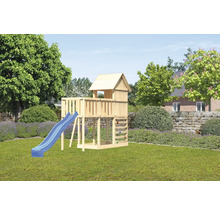 Spielturm aus Holz mit Rutsche und Kletterwand im Garten