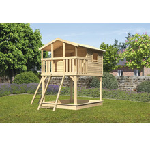 Maisonnette en bois avec bac à sable, échelle et filet dans le jardin