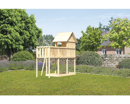 Maison de jeux en bois avec échelle dans le jardin