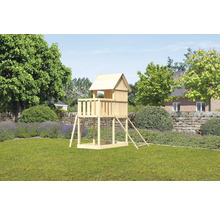 Spielturm aus Holz mit Leiter im Garten