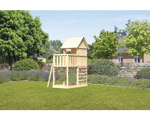 Aire de jeux en bois dans le jardin avec échelle et mur d''escalade