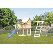 Aire de jeux en bois avec toboggan, balançoire et échelle d''escalade dans le jardin