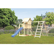 Aire de jeux avec toboggan, balançoire et échelle en bois dans le jardin.