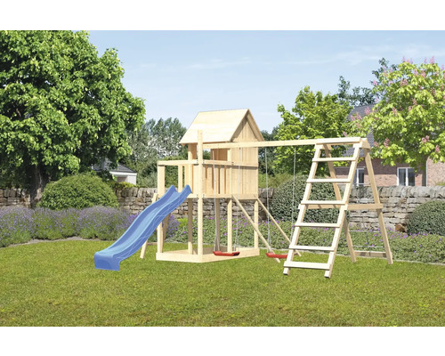 Tour de jeux cabane de jeux Karibu Frieda 107 x 107 cm en bois composée d'une tour de base, d'une extension, d'une rampe en filet, d'une balançoire, d'un toboggan bleu Aire de jeux avec toboggan, balançoire et échelle en bois dans le jardin.