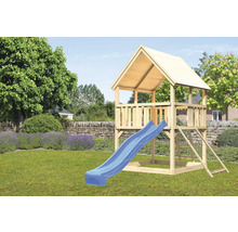 Holzspielturm mit blauer Rutsche im Garten