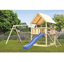 Spielturm mit Schaukel und Rutsche im Garten.