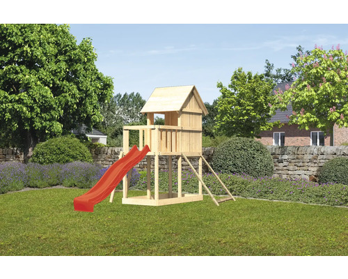 Tour de jeux en bois avec toboggan rouge dans le jardin