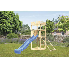 Tour de jeu en bois avec toboggan dans le jardin