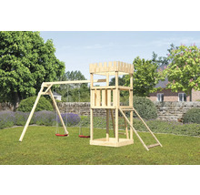 Spielturm mit Schaukel aus Holz im Garten