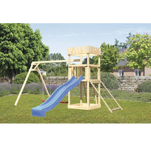 Holzspielturm mit Rutsche und Schaukel im Garten
