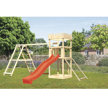 Holzspielplatz mit Schaukel, Turm, Leiter und Rutsche im Garten.