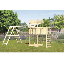 Spielplatz aus Holz mit Schaukel, Kletterwand und Spielturm im Garten.