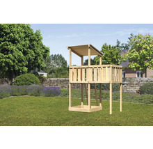 Spielturm aus Holz im Garten