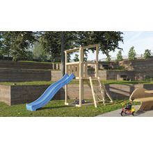 Spielplatz mit Rutsche und Klettergerüst im Garten