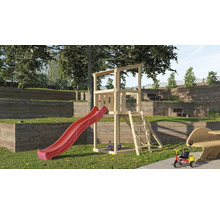 Spielturm mit Rutsche und Leiter im Garten.