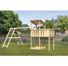 Spielturm aus Holz mit Schaukel, Leiter und Rutsche im Garten.