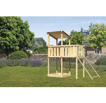 Spielturm aus Holz mit Leiter im Garten