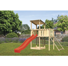 Spielturm mit Rutsche und Leiter im Garten.