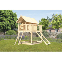 Spielhaus aus Holz mit Sandkasten, Leiter und Kletternetz im Garten