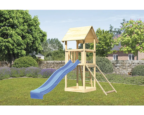 Spielturm aus Holz mit blauer Rutsche im Garten.