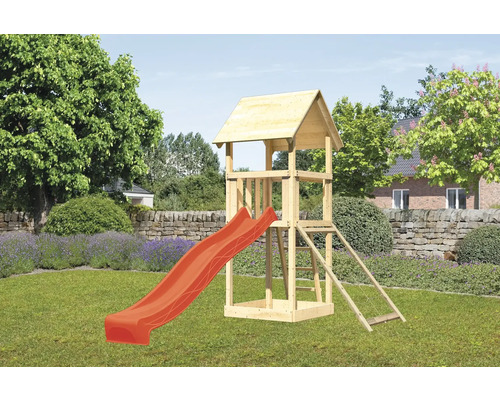 Spielturm aus Holz mit Rutsche im Garten
