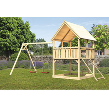 Spielturm mit Schaukel aus Holz im Garten.