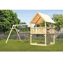 Holzspielhaus mit Schaukel und Kletterwand im Garten