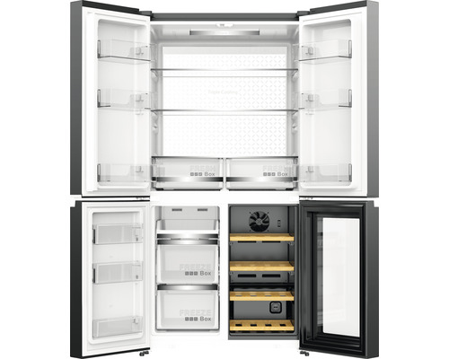 Geöffneter viertüriger Kühlschrank mit Regalen und Schubladen