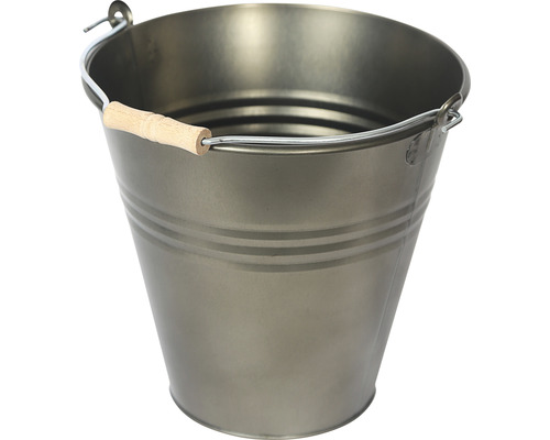 Eimer aus Metall mit Holzgriff