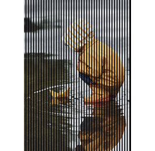 Kind spielt mit Papierboot im Wasser