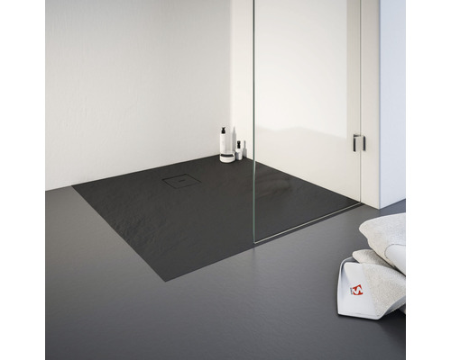 Douche de plain-pied avec caniveau de douche et paroi en verre