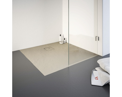 Douche de plain-pied avec caniveau de douche, paroi en verre et serviettes